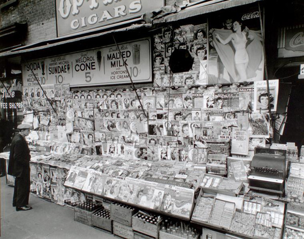 Newsstand, 32nd  Street and Third Avenue, Manhattan. 1935. Fotografiert von Abbott, Berenice.